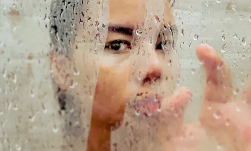 Éliminer le tartre des portes de douche en verre