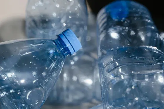 Bouteilles vides d'eau minérale mettant en avant la différence entre l'eau minérale et l'eau du robinet.